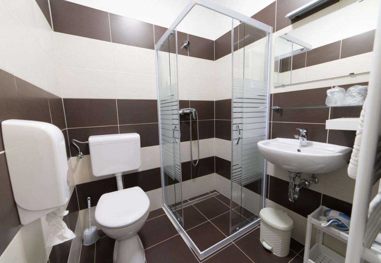 Port Etterem&Panzio Bed & Breakfast Balatonmariafurdo Exterior photo