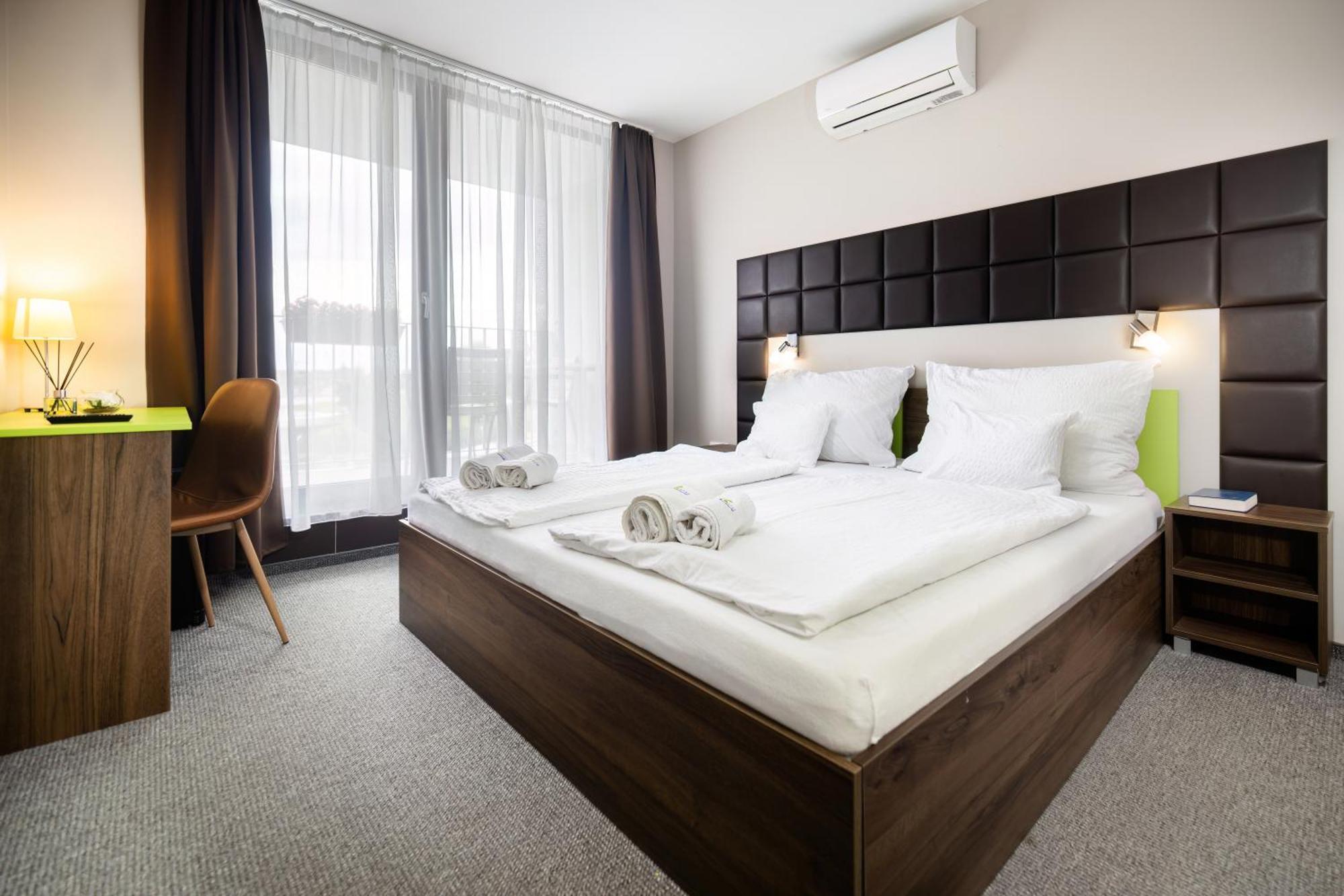 Port Etterem&Panzio Bed & Breakfast Balatonmariafurdo Exterior photo