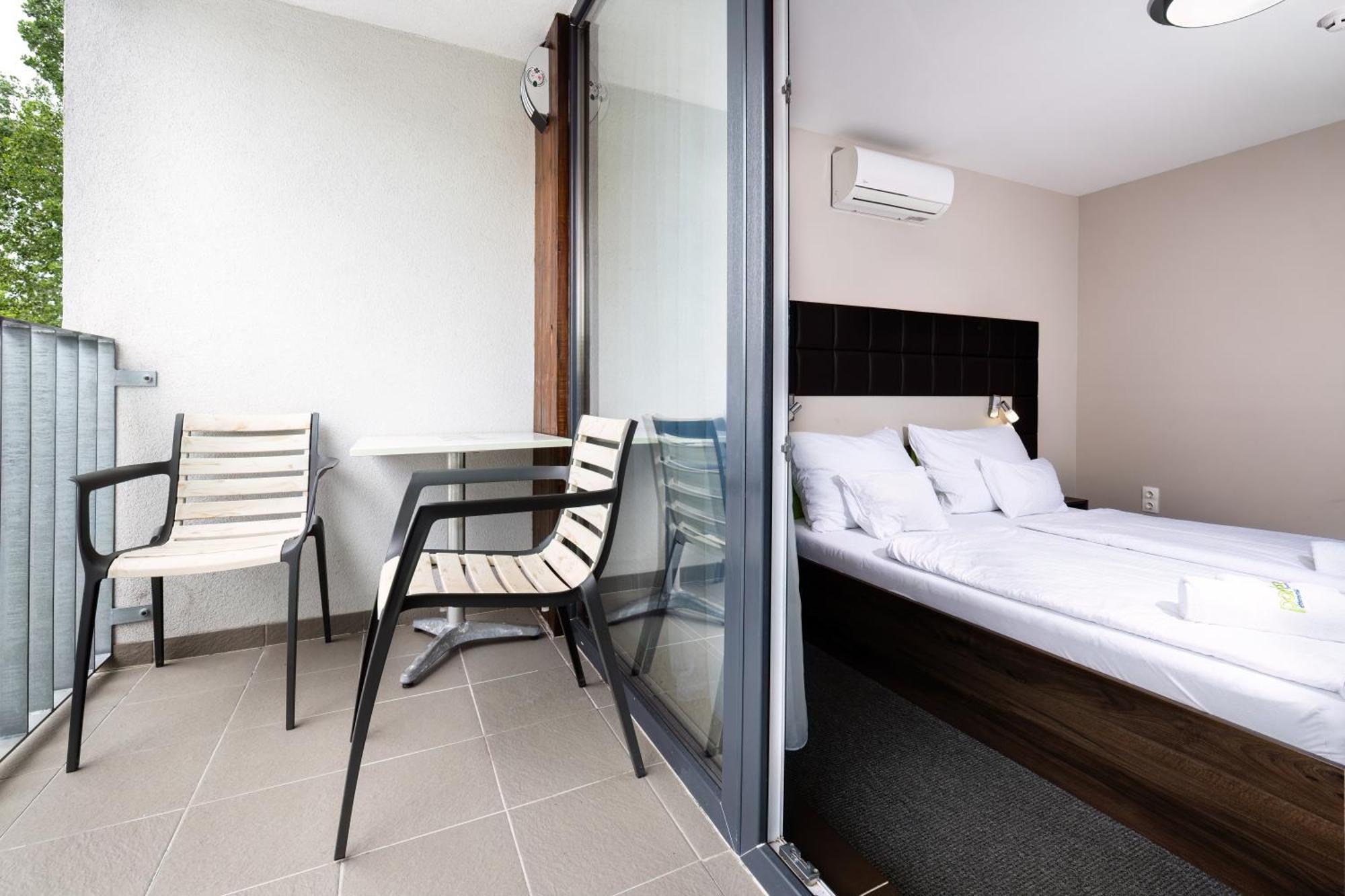 Port Etterem&Panzio Bed & Breakfast Balatonmariafurdo Exterior photo
