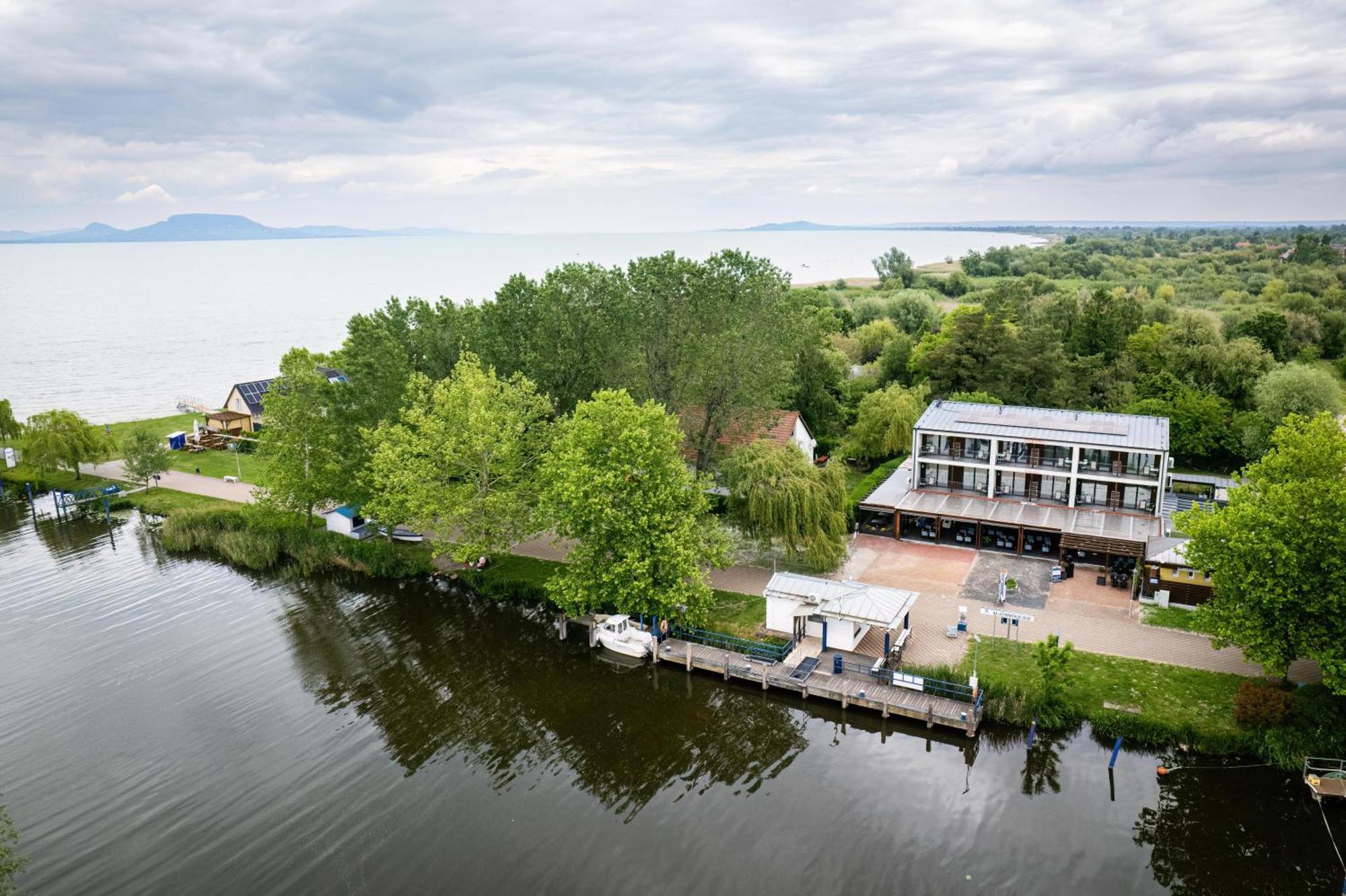 Port Etterem&Panzio Bed & Breakfast Balatonmariafurdo Exterior photo