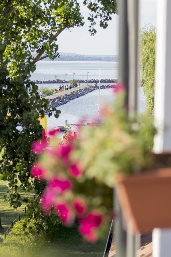 Port Etterem&Panzio Bed & Breakfast Balatonmariafurdo Exterior photo